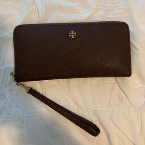 Tory Burch York Zip Passport Continental Wallet: Dark Walnut